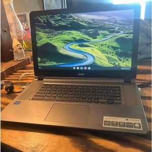 I have a acer Crome book lap top used Mabye 4 times. Come with a cordless mouse